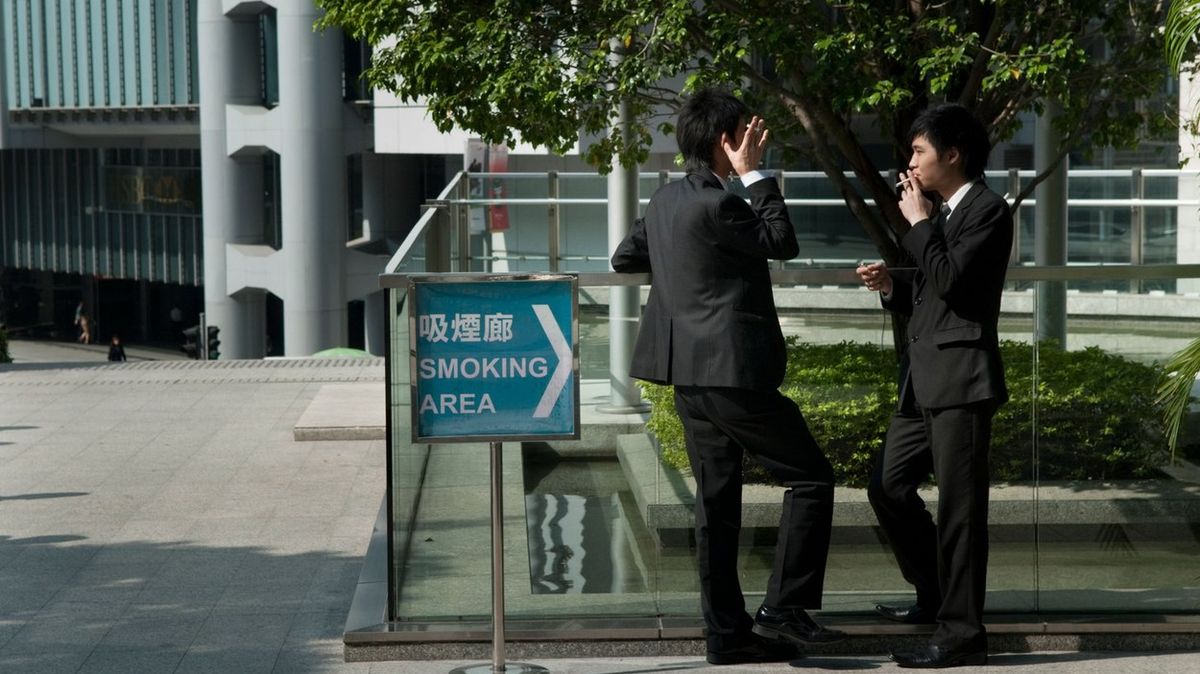 Guardando con disapprovazione i fumatori imprudenti, Hong Kong insiste nei suoi sforzi per frenare il fumo